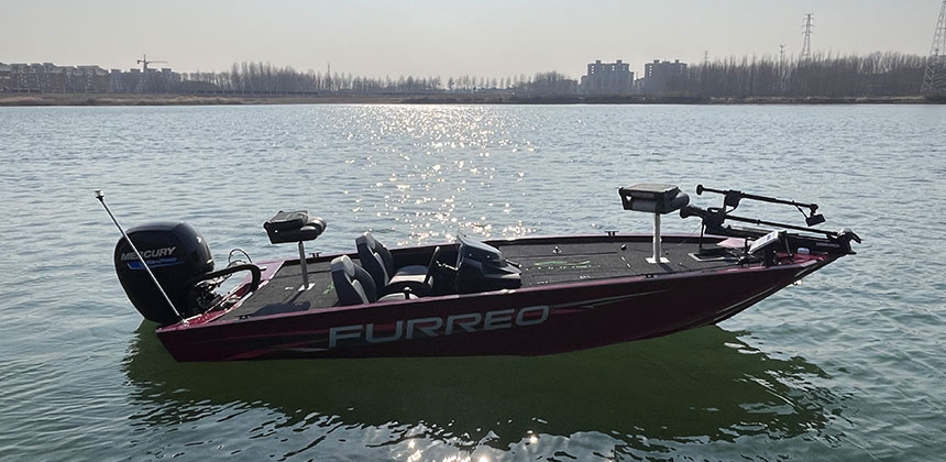 当路亚艇遇上智能探鱼器：新时代的